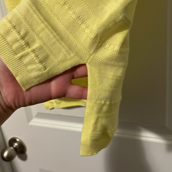 ⚡️ 3 for $20 ⚡️ The Limited Cap Sleeve Yellow Sweater - Picture 6 of 10